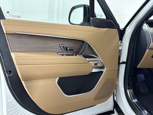 New 2026 Land Rover Range Rover Long Wheelbase SE AWD/4WD image 17