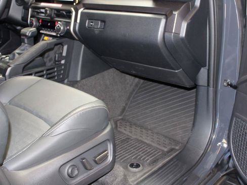 Used 2025 Toyota 4Runner TRD Off-Road Premium AWD/4WD image 43