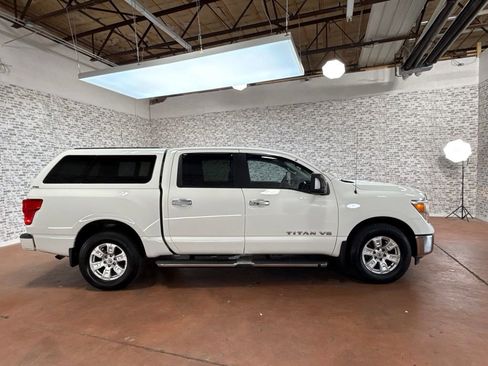 Used 2018 Nissan Titan SV w/ SV Convenience Package AWD/4WD image 8