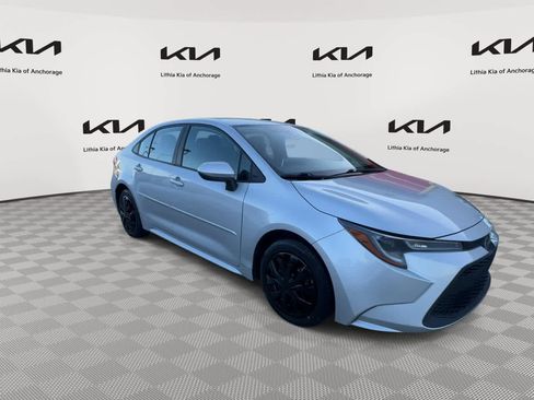 Used 2020 Toyota Corolla LE image 2