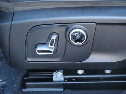 Used 2022 Maserati Levante Trofeo image 10