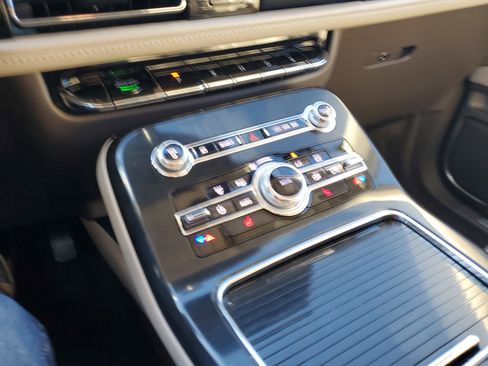 Used 2022 Lincoln Nautilus FWD w/ Premium Package image 23