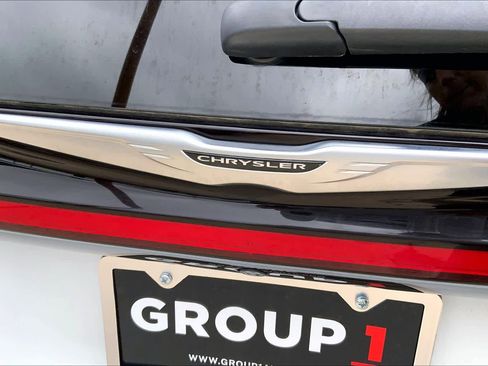 Used 2023 Chrysler Pacifica Touring-L image 10