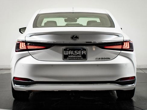 Certified 2025 Lexus ES 300h w/ Luxury Package image 7