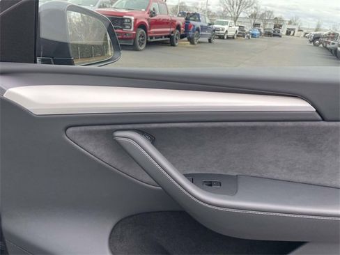 Used 2025 Tesla Model Y Long Range image 27