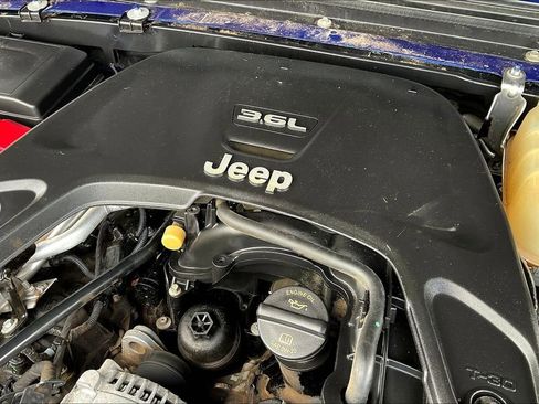 Used 2018 Jeep Wrangler Unlimited Sahara image 33