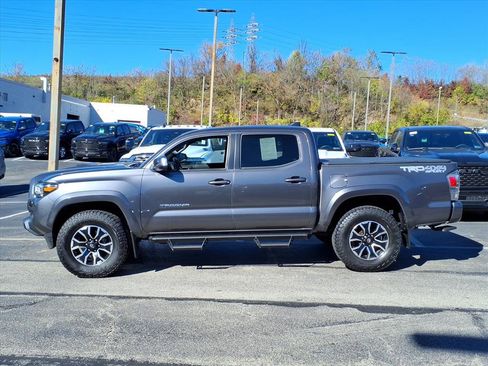 Used 2022 Toyota Tacoma TRD Sport image 2