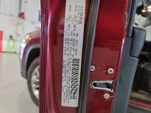 Used 2019 Jeep Cherokee Latitude Plus w/ Comfort/Convenience Group AWD/4WD image 17