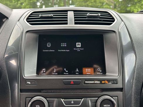 Used 2018 Ford Explorer XLT w/ Equipment Group 202A AWD/4WD image 11