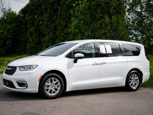Used 2023 Chrysler Pacifica Touring-L image 8