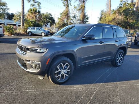 Used 2025 Jeep Grand Cherokee Limited w/ Luxury Tech Group II image 3