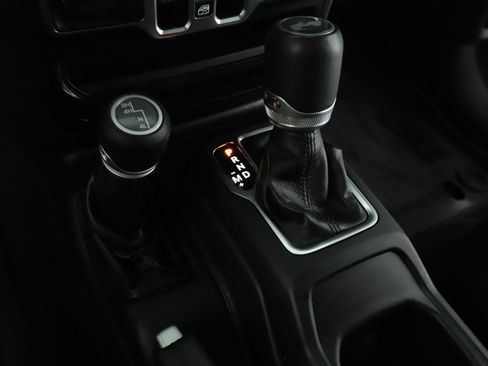 Used 2022 Jeep Wrangler Unlimited Sahara AWD/4WD image 16