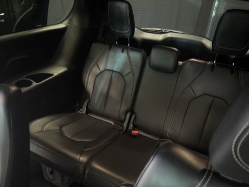 Used 2025 Chrysler Pacifica Select image 28