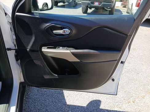 Used 2018 Jeep Cherokee Latitude w/ Altitude Package FWD image 14