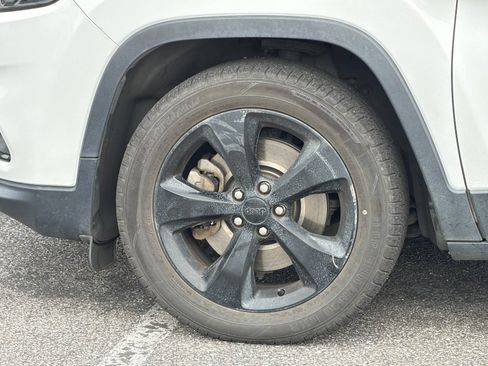Used 2019 Jeep Cherokee Latitude Plus FWD image 25