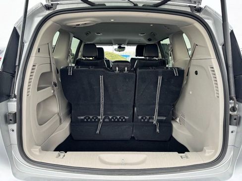 Used 2024 Chrysler Pacifica Touring-L FWD image 6