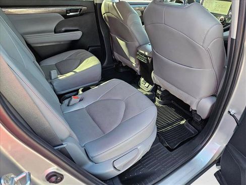 Used 2023 Toyota Highlander Platinum AWD/4WD image 19