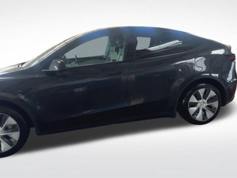 Used 2024 Tesla Model Y Long Range AWD/4WD image 5