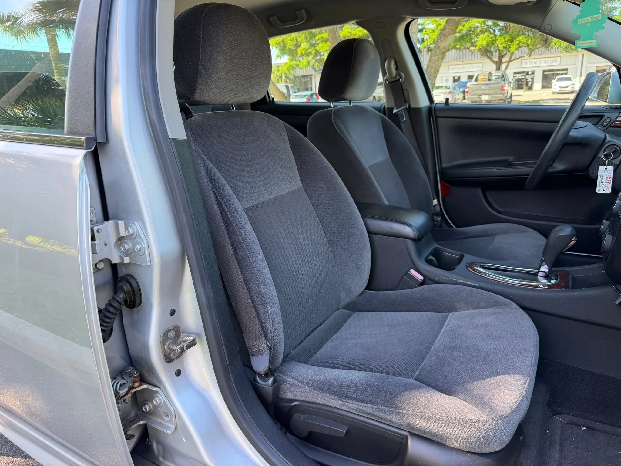 Used 2009 Chevrolet Impala LT FWD image 15