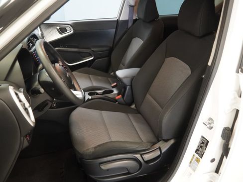 Used 2022 Kia Soul LX FWD image 3