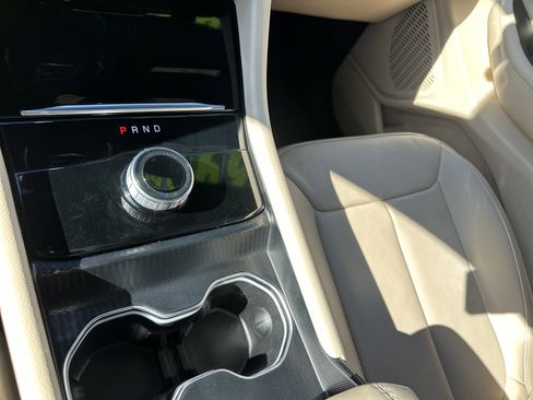 Used 2024 Jeep Grand Cherokee Limited w/ Luxury Tech Group II image 19