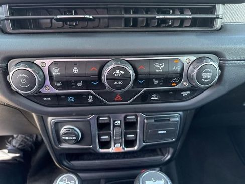 Used 2025 Jeep Wrangler Unlimited Sahara image 14