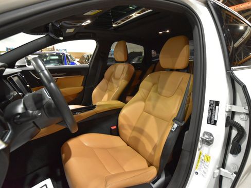 Used 2017 Volvo S90 T6 Momentum w/ Vision Package image 40