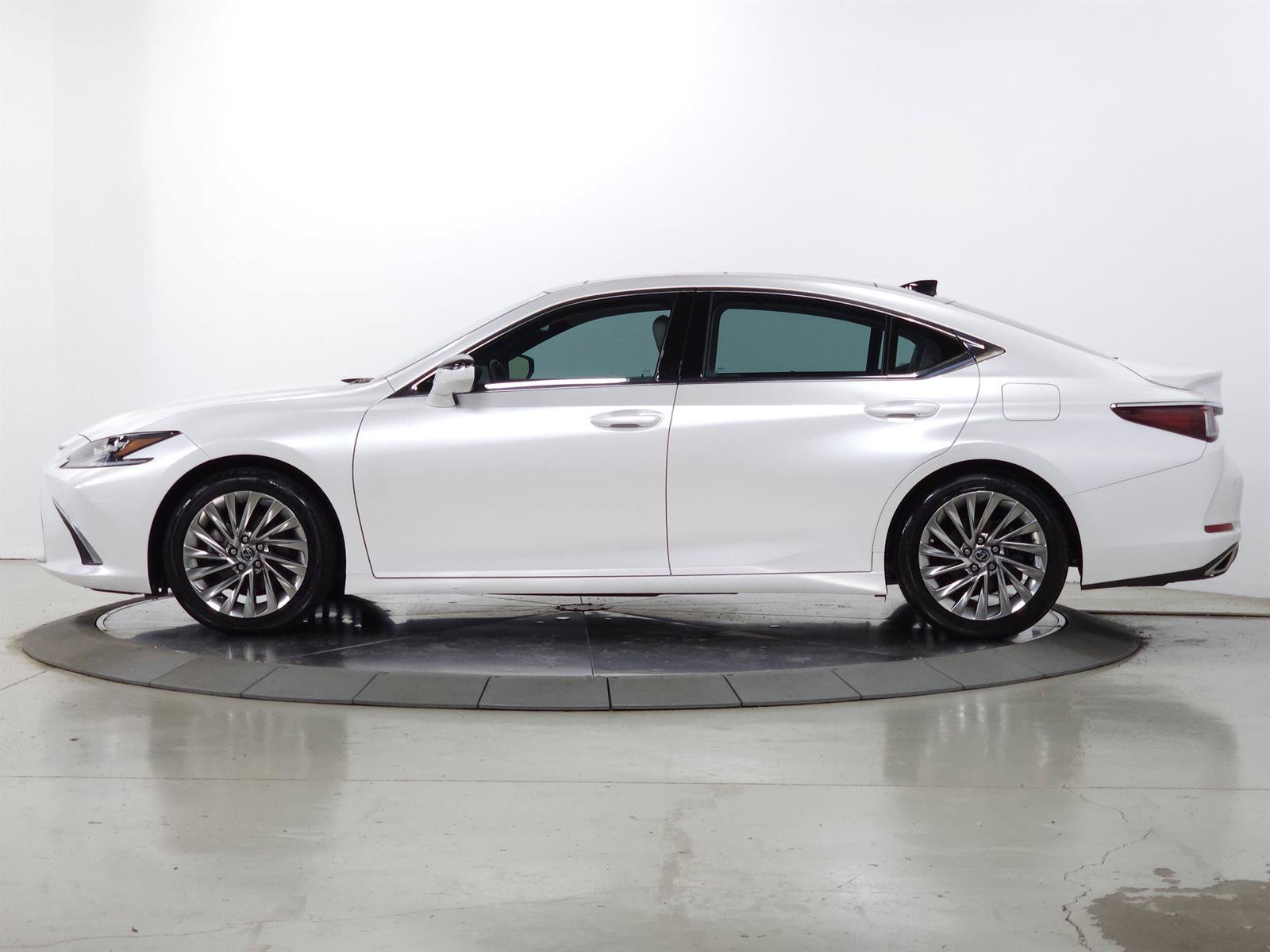 Used 2023 Lexus ES 350 Ultra Luxury w/ Accessory Package (Z2) FWD image 4