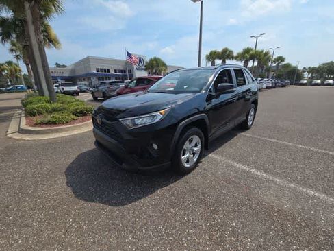 Used 2019 Toyota RAV4 XLE w/ Convenience Package FWD image 4
