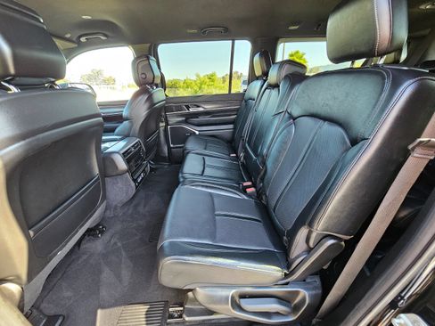 Used 2024 Jeep Wagoneer L Series II w/ Flexible Seating Group AWD/4WD image 19