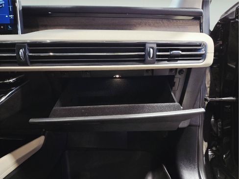 Used 2025 Lincoln Corsair Reserve AWD/4WD image 46
