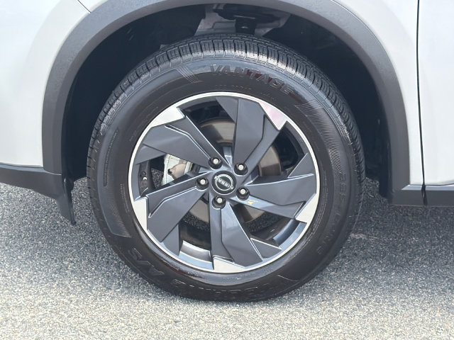Used 2025 Nissan Rogue SV FWD image 11
