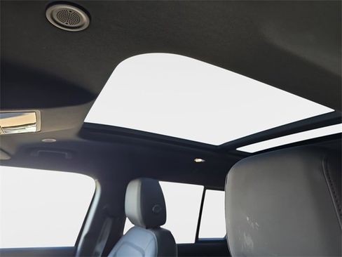 Used 2025 Land Rover Defender 110 S image 31