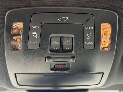 Used 2025 Toyota Sienna XSE AWD/4WD image 27