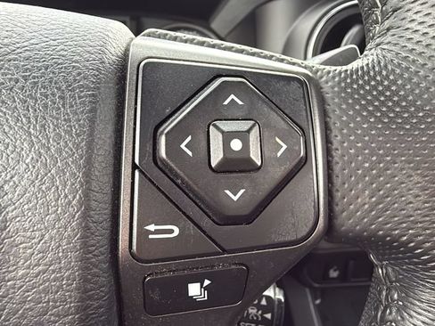 Used 2018 Toyota Tacoma TRD Sport AWD/4WD image 27