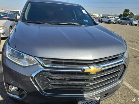 Used 2021 Chevrolet Traverse LT image 2