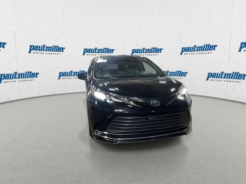 Used 2022 Toyota Sienna XLE FWD image 3