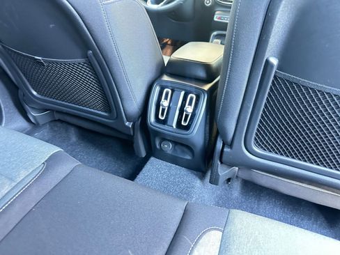 Used 2024 Volvo XC40 B5 Core image 25