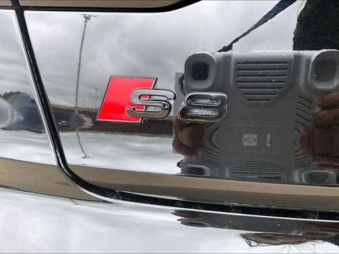 Used 2024 Audi S8 w/ S8 Comfort Plus Package AWD/4WD image 33