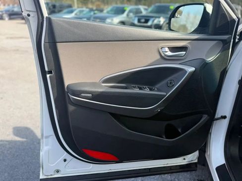 Used 2017 Hyundai Santa Fe SE image 11