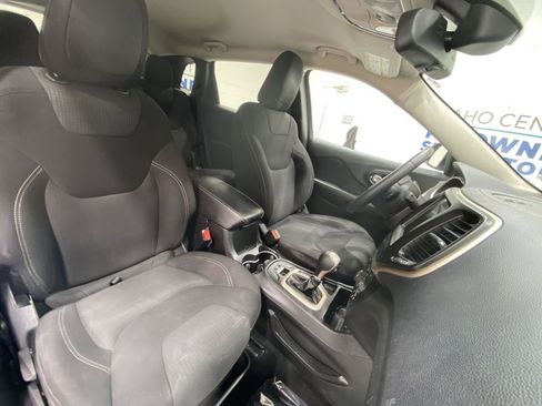 Used 2015 Jeep Cherokee Latitude FWD image 23