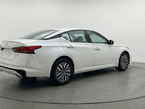 Used 2025 Nissan Altima 2.5 SV FWD image 9