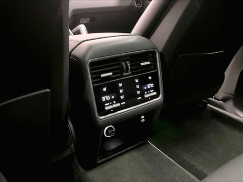 Used 2023 Porsche Cayenne Platinum Edition image 26