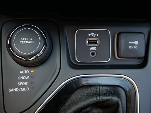 Used 2023 Jeep Cherokee Altitude Lux AWD/4WD image 29