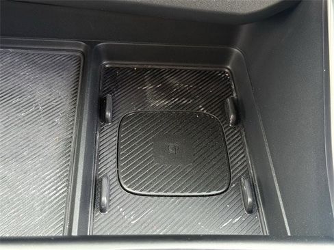 Used 2025 Kia Carnival EX image 24