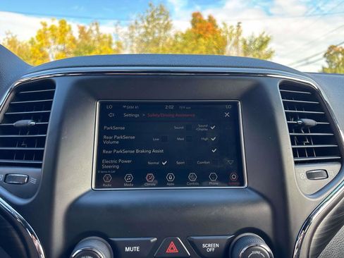 Used 2019 Jeep Grand Cherokee Laredo image 27