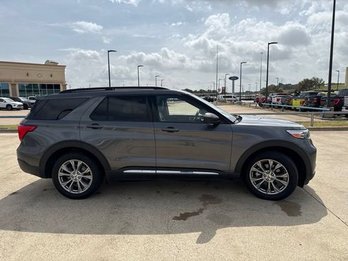Used 2023 Ford Explorer XLT w/ Equipment Group 202A RWD image 17