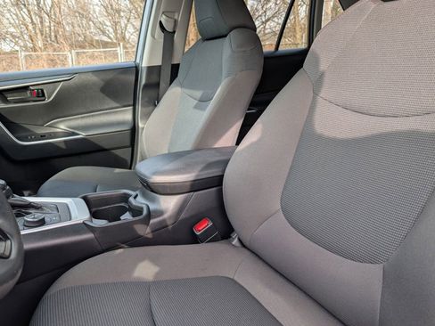 Used 2021 Toyota RAV4 LE image 17