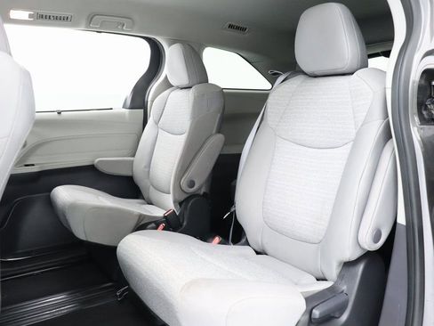 Used 2024 Toyota Sienna LE image 31