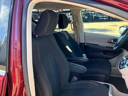 Certified 2023 Chrysler Voyager LX image 8